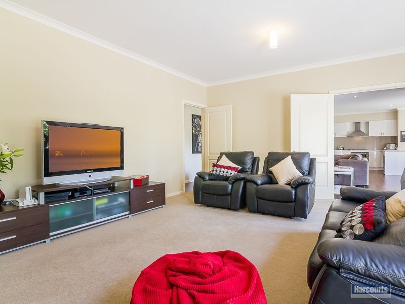 7 Lakeside Court, Drouin VIC 3818