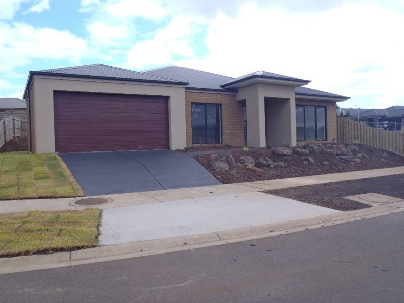 15 Manikato Drive, Drouin VIC 3818