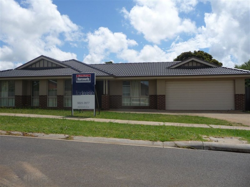 3 Rivendale Crescent, Drouin VIC 3818
