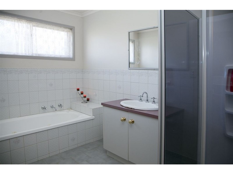 64 Lardner Road, Drouin VIC 3818