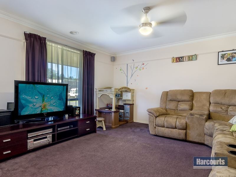 27 Springwater Drive, Drouin VIC 3818