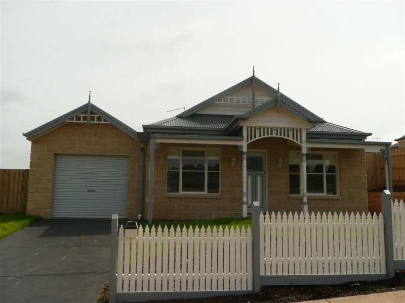 26 Shae Crescent, Drouin VIC 3818