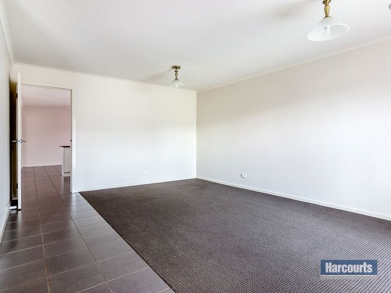 6 Lomandra Court, Drouin VIC 3818