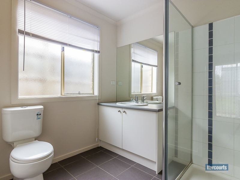 6 Lomandra Court, Drouin VIC 3818