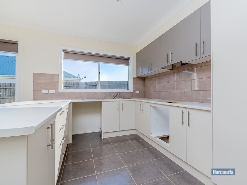 9 Holland St, Drouin VIC 3818