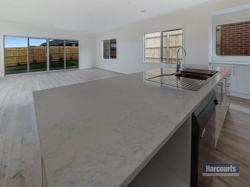 2/41 Manikato Drive, Drouin VIC 3818