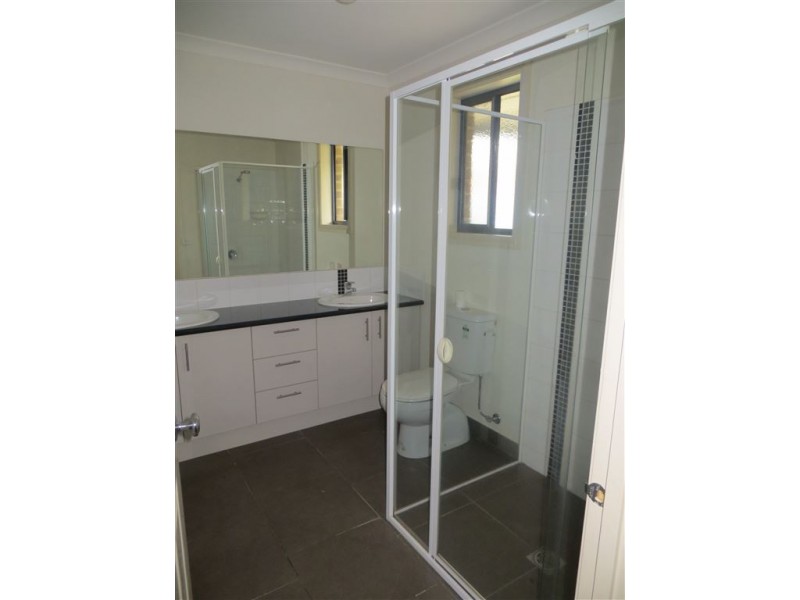 24 Foster Street, Drouin VIC 3818