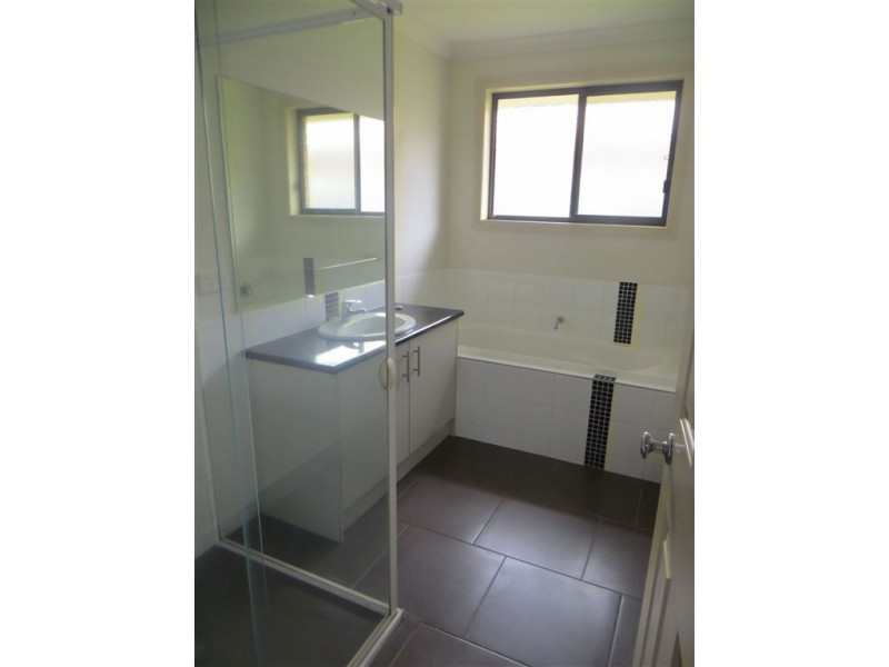 24 Foster Street, Drouin VIC 3818