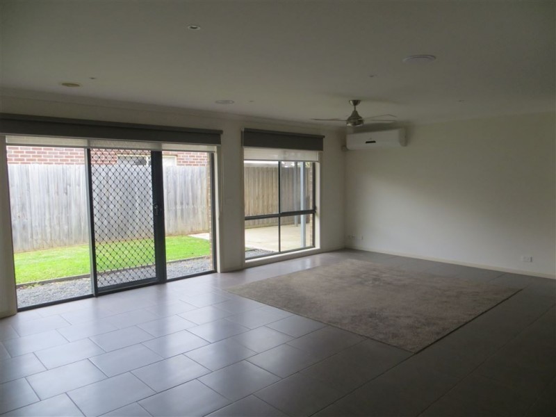 24 Foster Street, Drouin VIC 3818