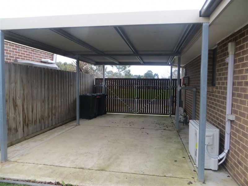 24 Foster Street, Drouin VIC 3818