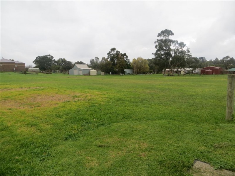 4 Golf View Court, Drouin VIC 3818