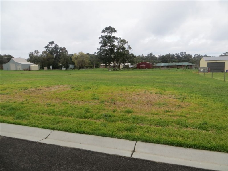 4 Golf View Court, Drouin VIC 3818