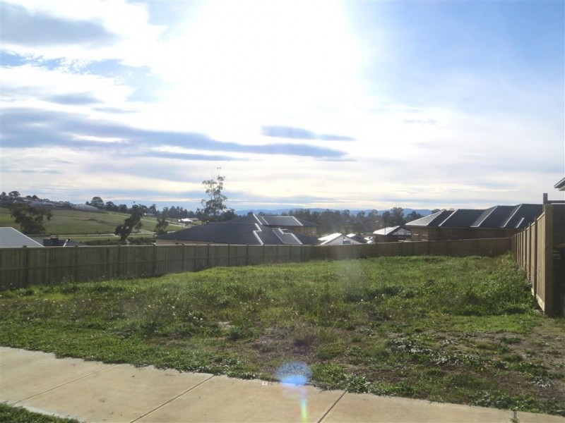 L 930 (9) Tara Grove, Drouin VIC 3818