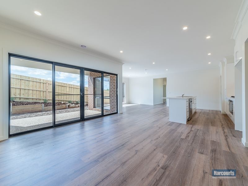 2/33 Manikato Drive, Drouin VIC 3818