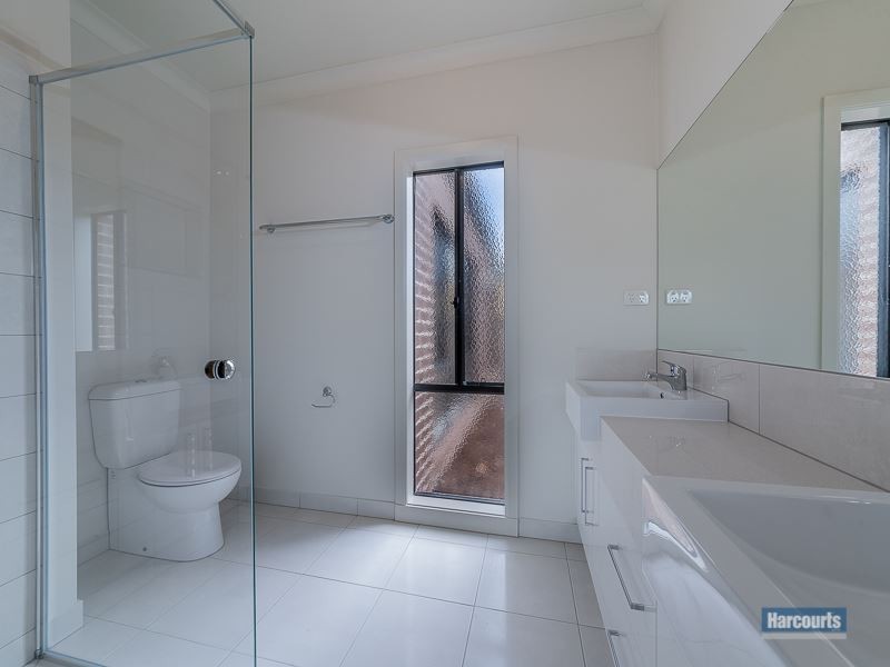 2/33 Manikato Drive, Drouin VIC 3818