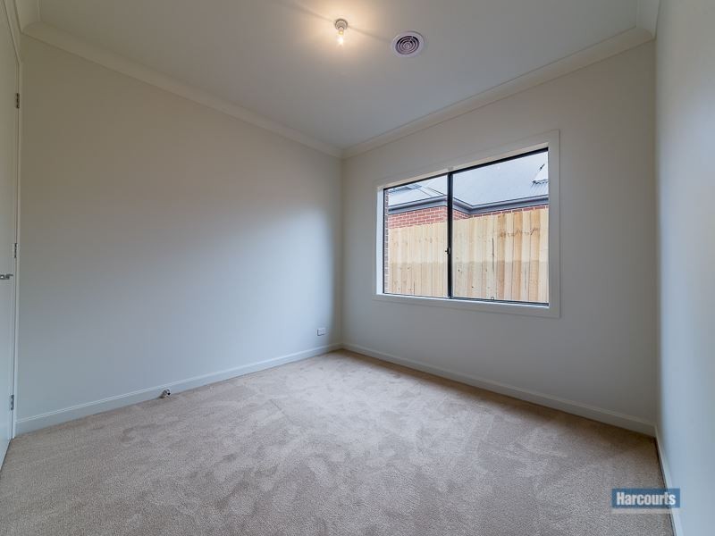 2/33 Manikato Drive, Drouin VIC 3818