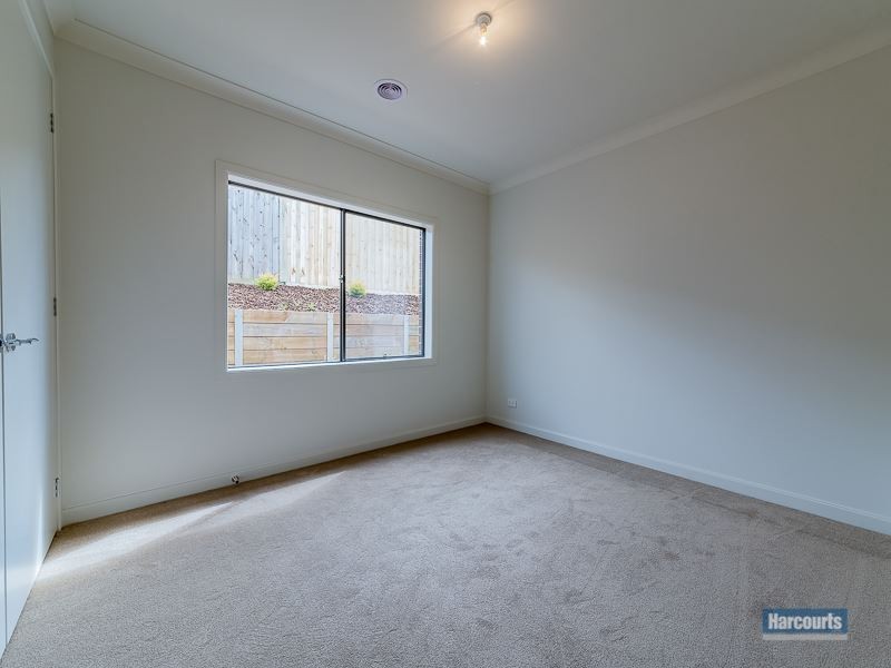 2/33 Manikato Drive, Drouin VIC 3818