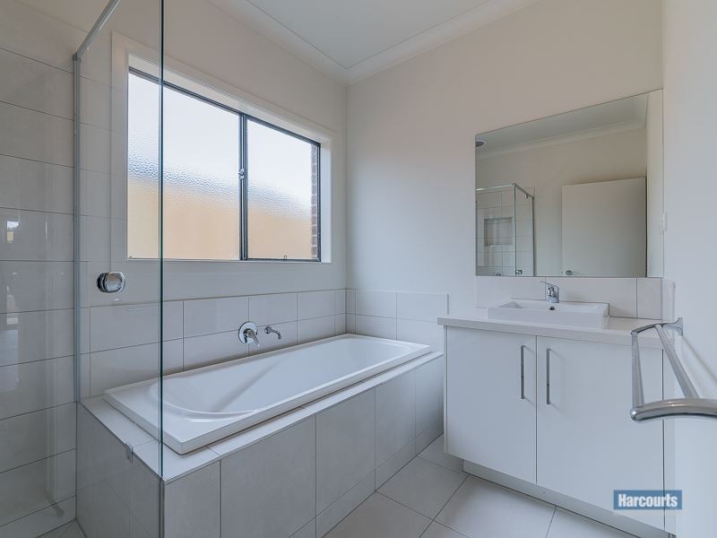 2/33 Manikato Drive, Drouin VIC 3818