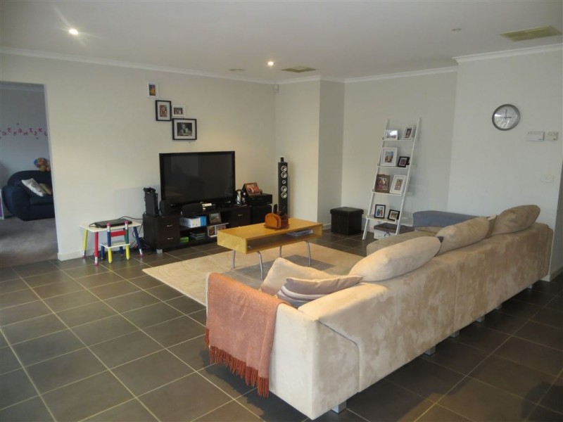 5 Rivendale Crescent, Drouin VIC 3818