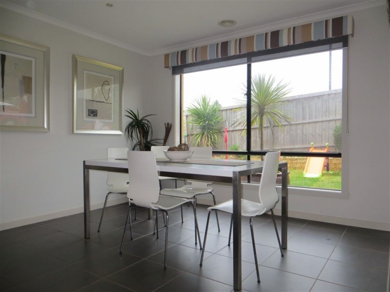 5 Rivendale Crescent, Drouin VIC 3818