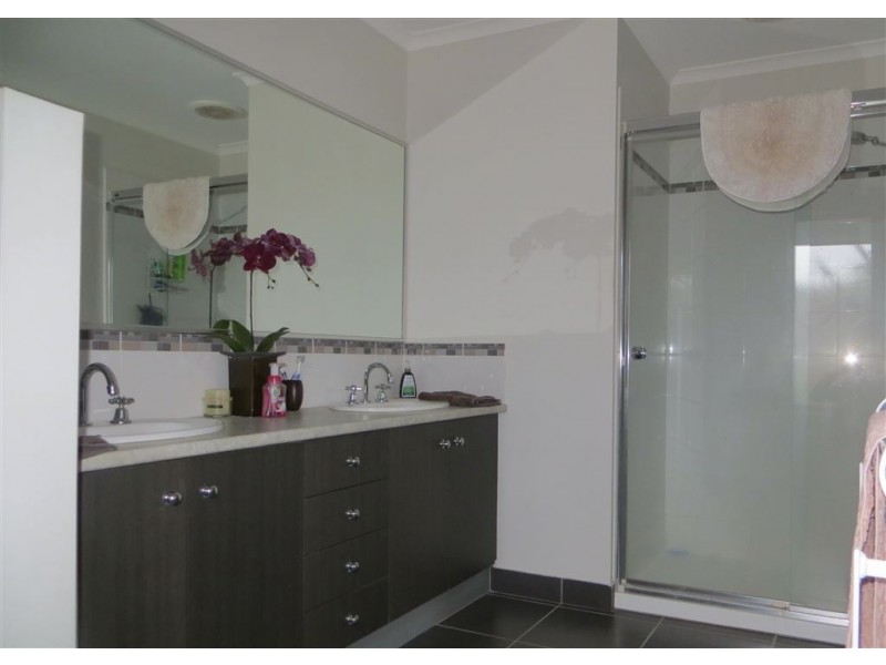 5 Rivendale Crescent, Drouin VIC 3818