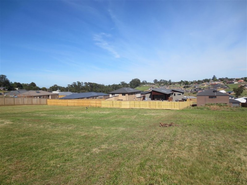 102 Jackson Drive, Drouin VIC 3818