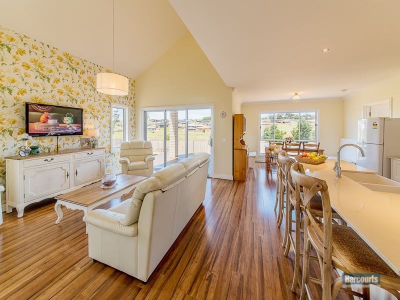 15 Samuel Drive, Drouin VIC 3818