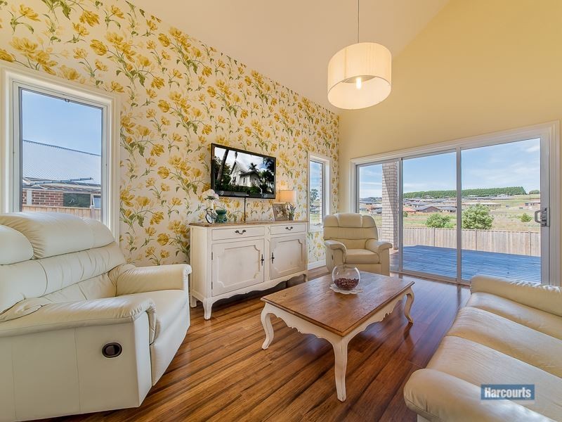 15 Samuel Drive, Drouin VIC 3818