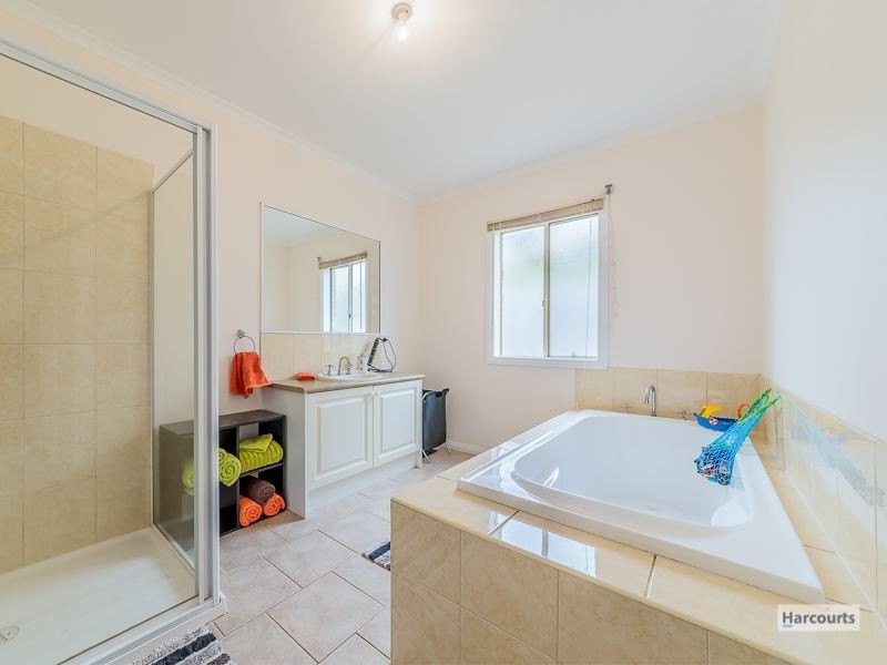 15 Davey Drive, Drouin VIC 3818