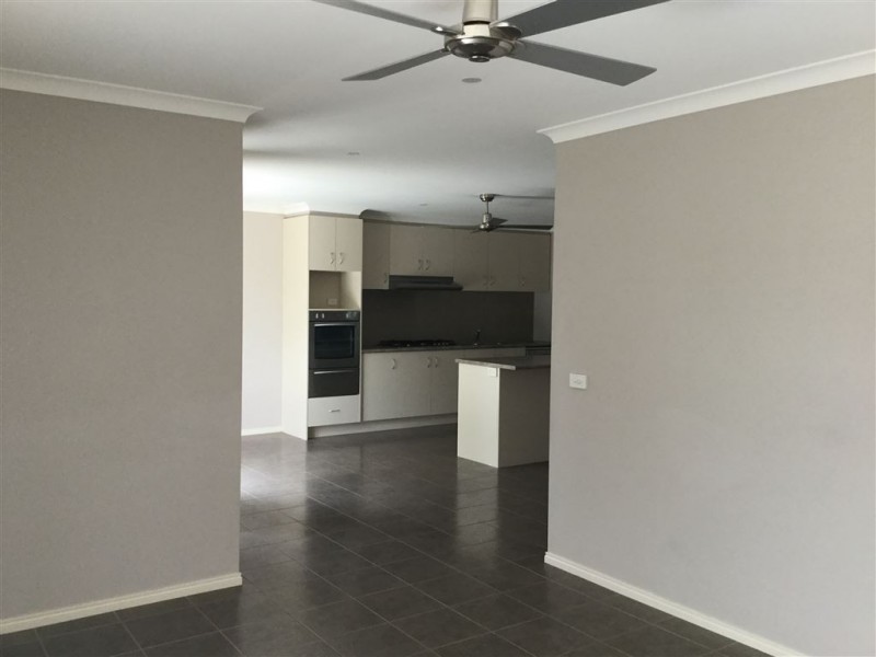 5 Whitegum Court, Drouin VIC 3818