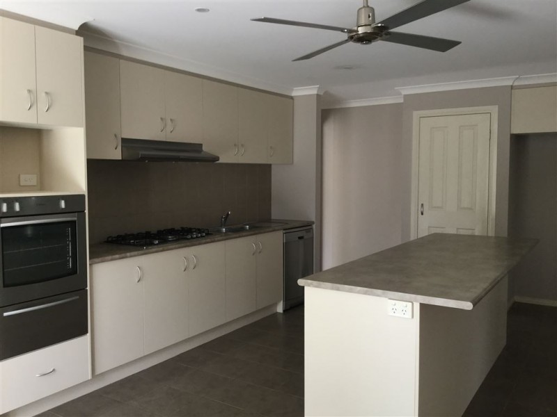 5 Whitegum Court, Drouin VIC 3818