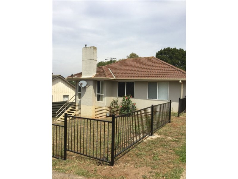 8 Bertram Street, Drouin VIC 3818