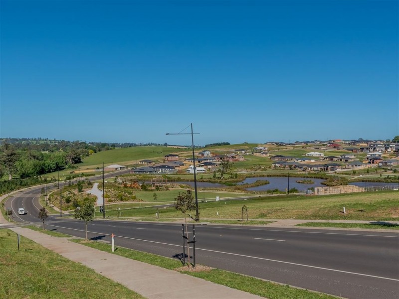 73 Jackson Drive, Drouin VIC 3818