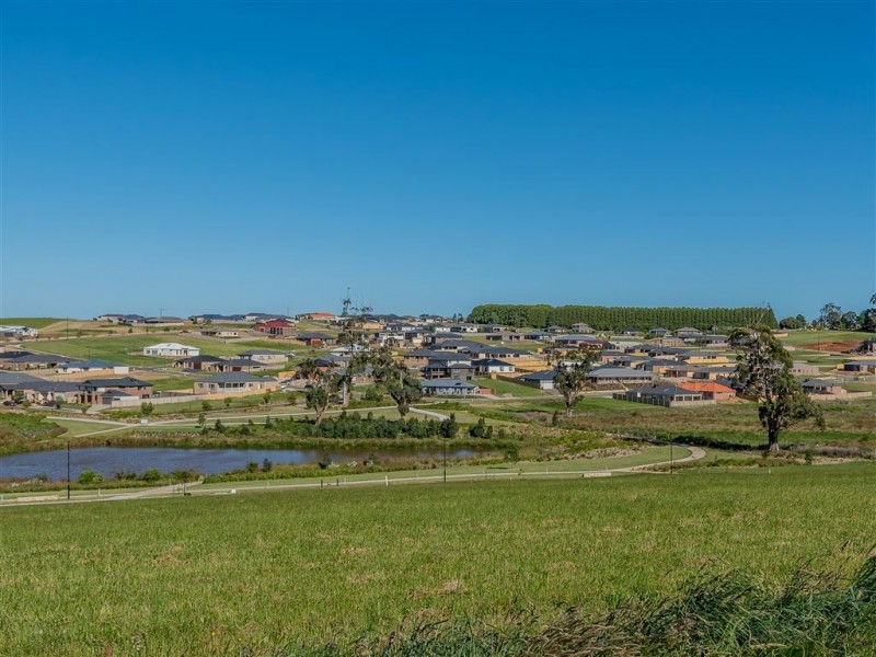 73 Jackson Drive, Drouin VIC 3818