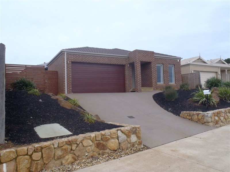 111 Jackson Drive, Drouin VIC 3818