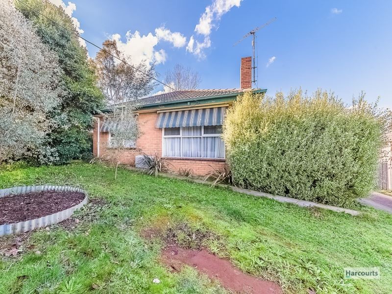 8 Colin Street, Drouin VIC 3818