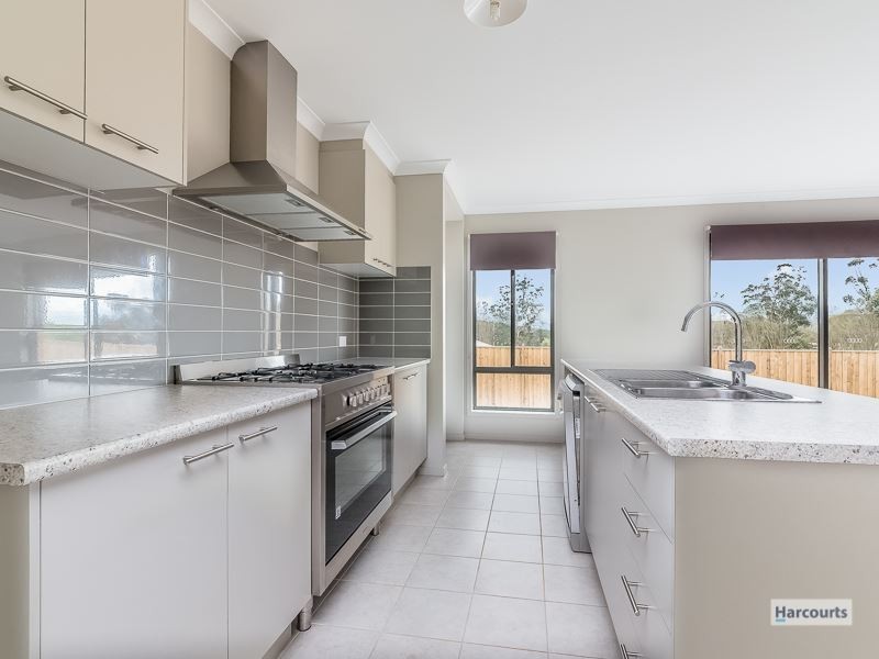 71 Jackson Drive, Drouin VIC 3818