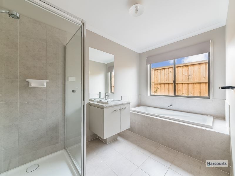 71 Jackson Drive, Drouin VIC 3818