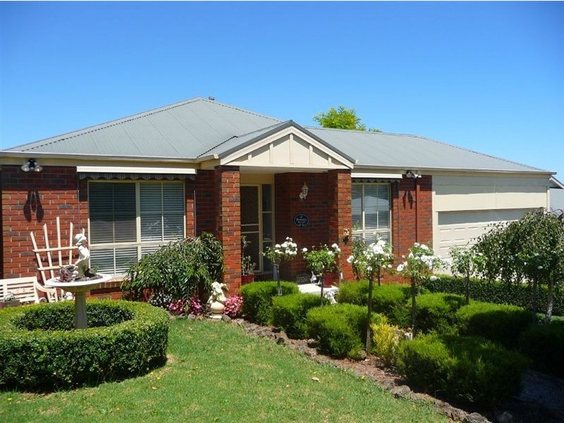 8 Davey Drive, Drouin VIC 3818