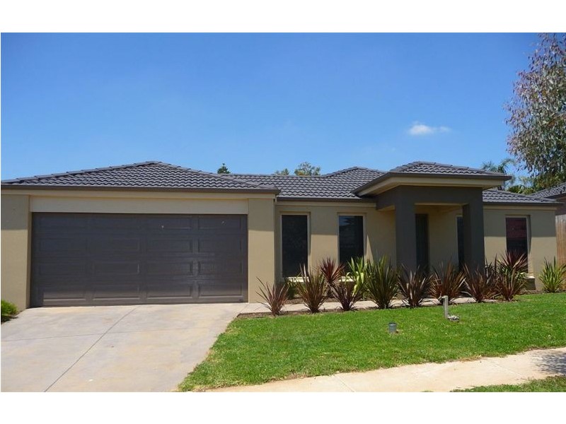 16 Rivendale Crescent, Drouin VIC 3818