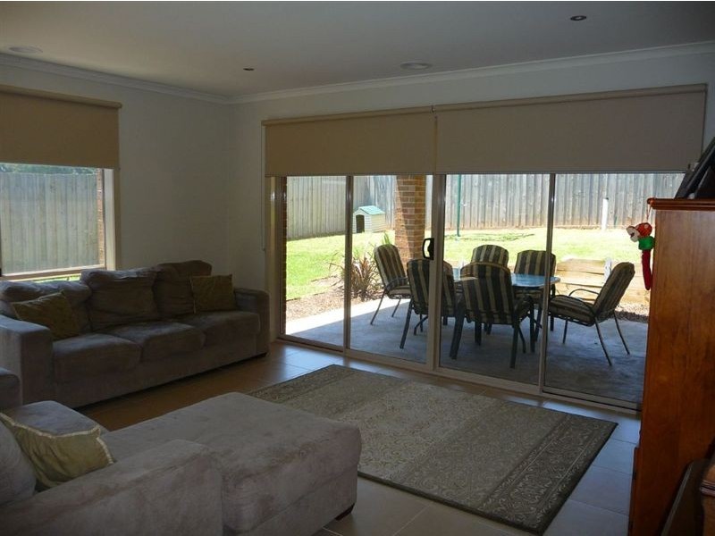 16 Rivendale Crescent, Drouin VIC 3818