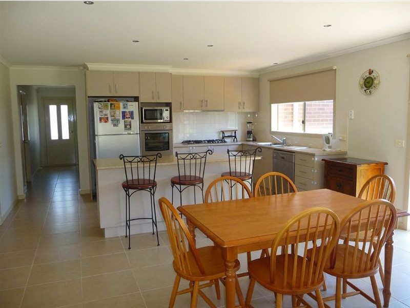 16 Rivendale Crescent, Drouin VIC 3818