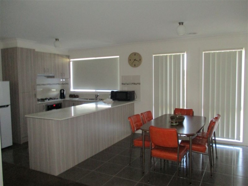 13/9 Shakespeare Court, Drouin VIC 3818