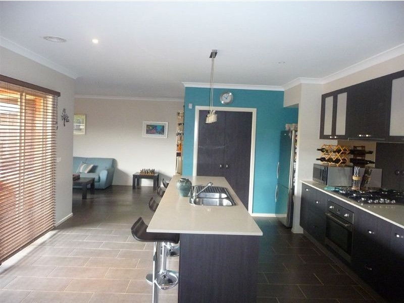 6 Janine Court, Drouin VIC 3818