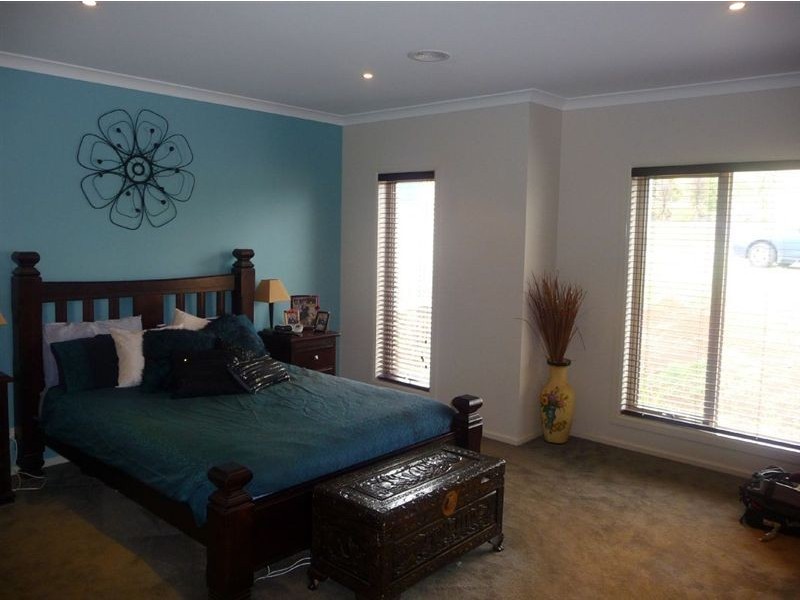 6 Janine Court, Drouin VIC 3818