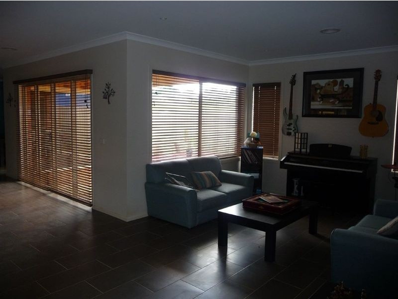 6 Janine Court, Drouin VIC 3818