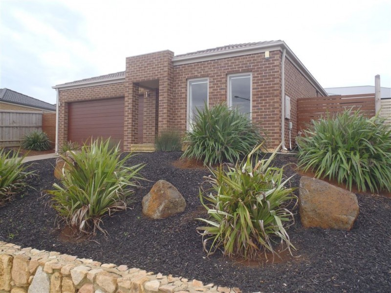 111 Jackson Drive, Drouin VIC 3818