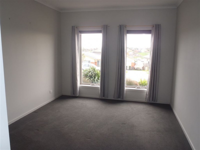 111 Jackson Drive, Drouin VIC 3818