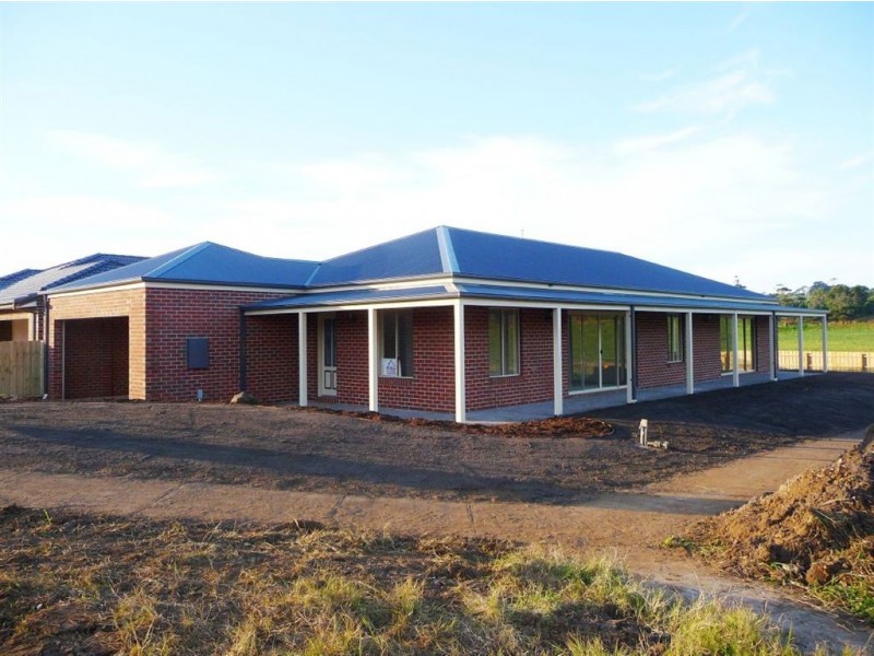 16 Harmon Drive, Drouin VIC 3818