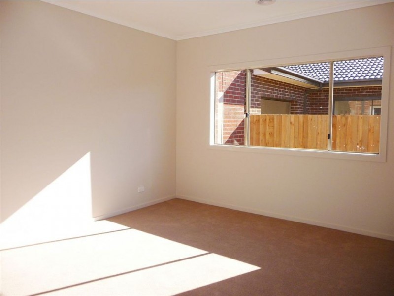 16 Harmon Drive, Drouin VIC 3818